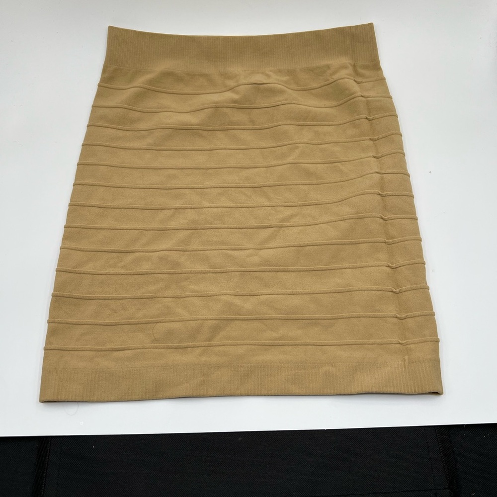 ⸻

M&B Beige Seamless Bodycon Mini Skirt – One Size. New with no tags.